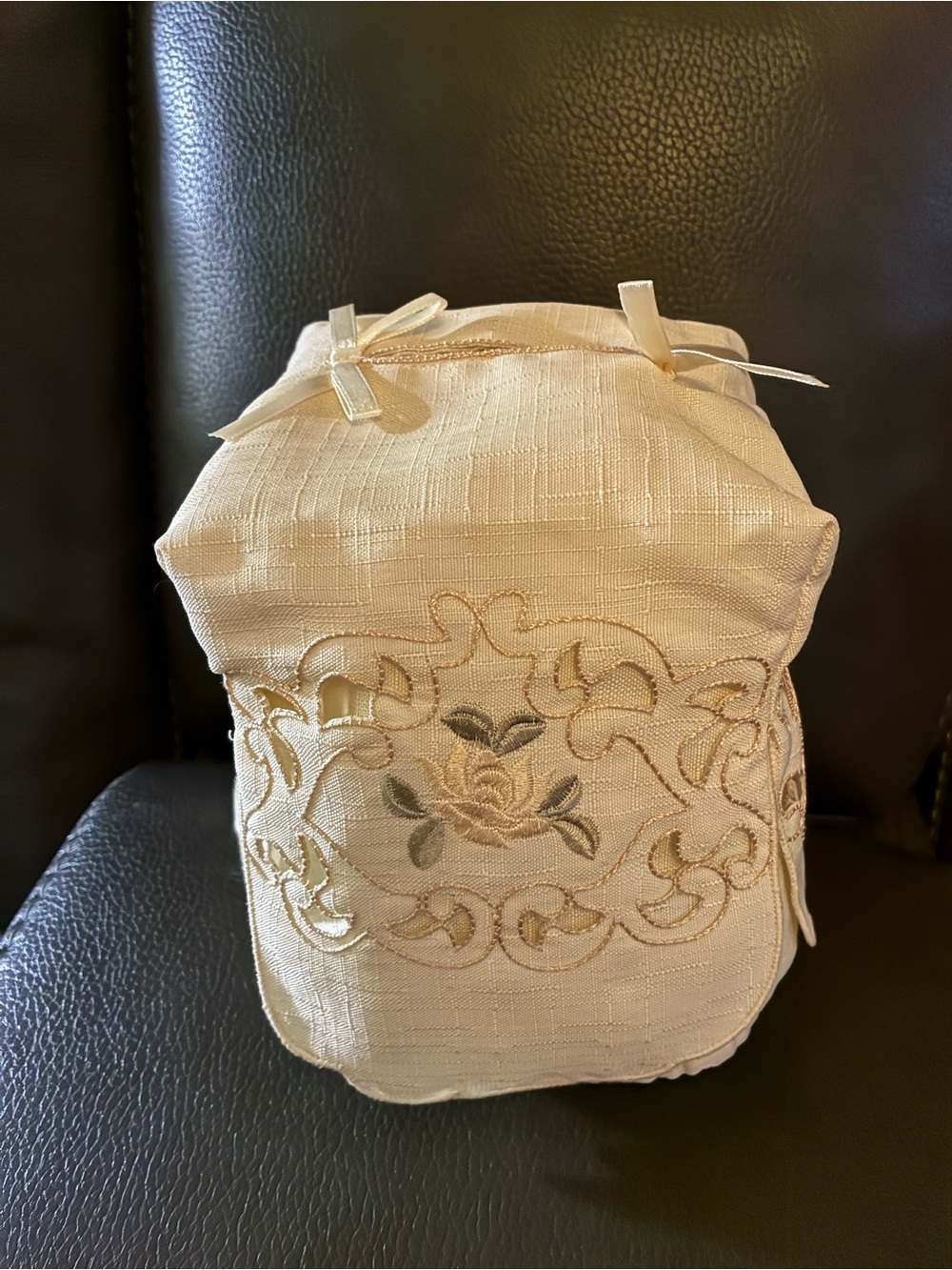 Vintage-Style Embroidered Linen Cube/Boutique Cream Floral Tissue Box Cover